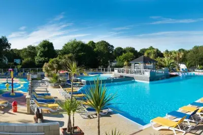 Piscine de l'établissement Bungalow Pont- aven ou située à proximité