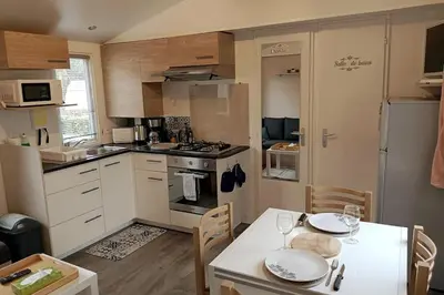 Cuisine ou kitchenette dans l'établissement Bungalow Pont- aven