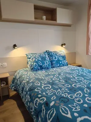 Un ou plusieurs lits dans un hébergement de l'établissement Bungalow Pont- aven