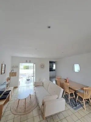Télévision ou salle de divertissement dans l'établissement Maison de vacances à 500m de la mer