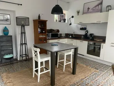 Cuisine ou kitchenette dans l'établissement TY MAI - petite maison proche plages et commerces