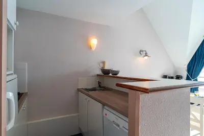 Cuisine ou kitchenette dans l'établissement Les Glénans - Duplex vue mer proche plage