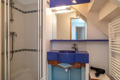Salle de bains dans l'établissement Les Glénans - Duplex vue mer proche plage