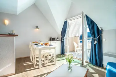 Coin salon dans l'établissement Les Glénans - Duplex vue mer proche plage