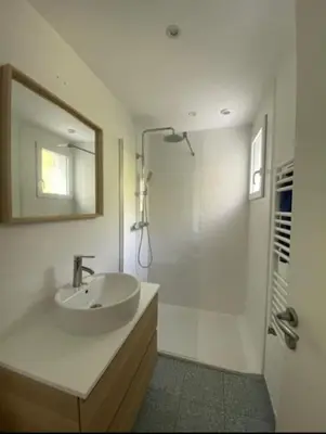 Salle de bains dans l'établissement Maison 3 chambres proche mer