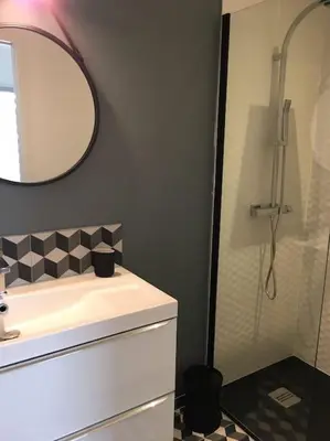 Salle de bains dans l'établissement Maison cosy à 300m de la plage avec spa