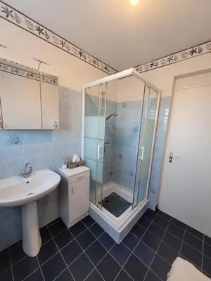 Salle de bains dans l'établissement Les Voiliers, évasion à la mer