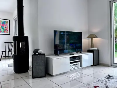 Télévision ou salle de divertissement dans l'établissement Maison de charme au calme