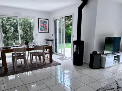 Télévision ou salle de divertissement dans l'établissement Maison de charme au calme