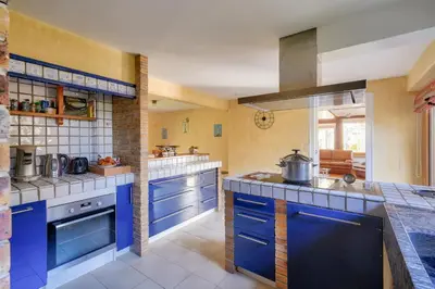 Cuisine ou kitchenette dans l'établissement 700m de la plage, maison pour 12- Sauna et hammam