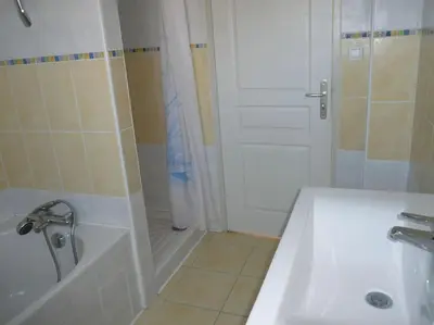 Salle de bains dans l'établissement Maison Trez Rouz, à 100m de la plage , vue mer