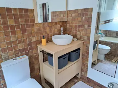 Salle de bains dans l'établissement Holiday Home in Guisseny near the Beach