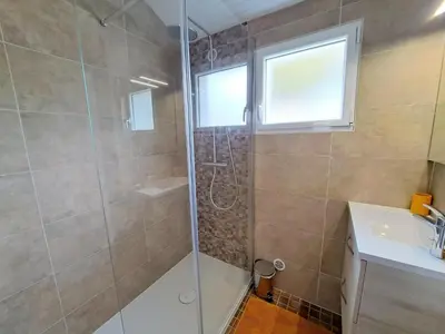 Salle de bains dans l'établissement Holiday Home in Guisseny near the Beach