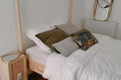 Un ou plusieurs lits dans un hébergement de l'établissement Maison moderne et lumineuse à 5 minutes à pied des plages
