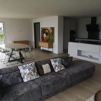 Coin salon dans l'établissement Maison moderne et lumineuse à 5 minutes à pied des plages