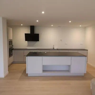 Cuisine ou kitchenette dans l'établissement Maison moderne et lumineuse à 5 minutes à pied des plages