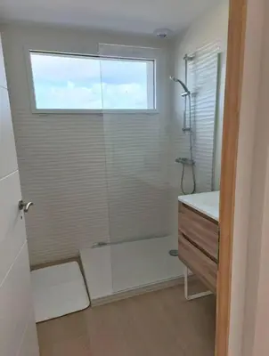 Salle de bains dans l'établissement Maison moderne et lumineuse à 5 minutes à pied des plages