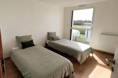 Un ou plusieurs lits dans un hébergement de l'établissement Maison moderne et lumineuse à 5 minutes à pied des plages