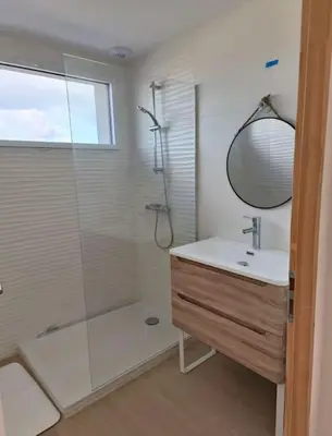 Salle de bains dans l'établissement Maison moderne et lumineuse à 5 minutes à pied des plages