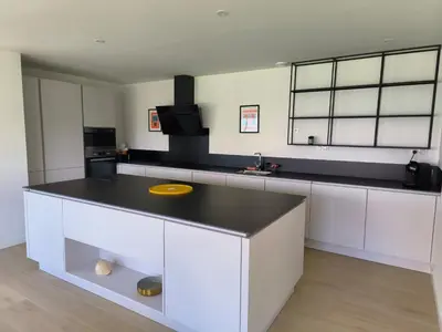 Cuisine ou kitchenette dans l'établissement Maison moderne et lumineuse à 5 minutes à pied des plages