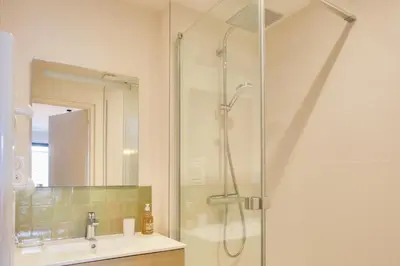 Salle de bains dans l'établissement À 450 m de la 