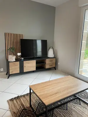 Télévision ou salle de divertissement dans l'établissement Villa Ty Loin vue mer 5 personnes