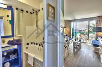 Salle de bains dans l'établissement LocaLise - A18 - Appartement avec balcon - Petite vue mer à travers le palmier - Piscine de avril à septembre - Wifi inclus - Animaux admis - Draps inclus - Parking inclus