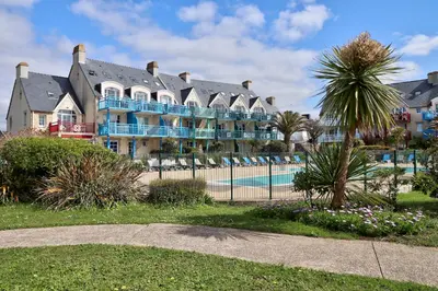 Piscine de l'établissement LocaLise - A18 - Appartement avec balcon - Petite vue mer à travers le palmier - Piscine de avril à septembre - Wifi inclus - Animaux admis - Draps inclus - Parking inclus ou située à proximité
