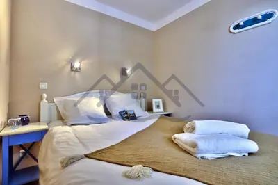 Un ou plusieurs lits dans un hébergement de l'établissement LocaLise - A18 - Appartement avec balcon - Petite vue mer à travers le palmier - Piscine de avril à septembre - Wifi inclus - Animaux admis - Draps inclus - Parking inclus