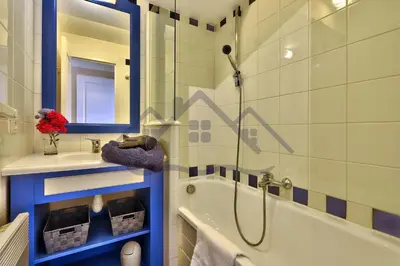 Salle de bains dans l'établissement LocaLise - A18 - Appartement avec balcon - Petite vue mer à travers le palmier - Piscine de avril à septembre - Wifi inclus - Animaux admis - Draps inclus - Parking inclus