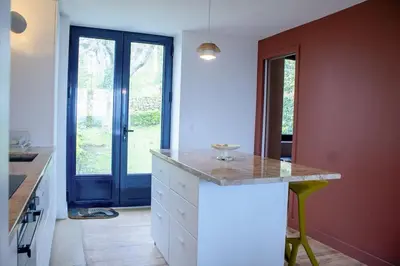 Cuisine ou kitchenette dans l'établissement Ker Seasea/vue mer/wifi