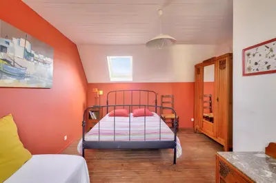Un ou plusieurs lits dans un hébergement de l'établissement À 700m de la plage, charmante maison pour 6