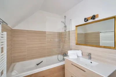 Salle de bains dans l'établissement À 700m de la plage, charmante maison pour 6