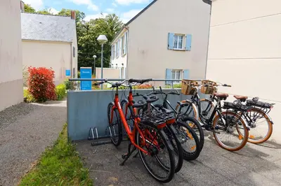 Vélo sur le terrain de l'établissement Vacancéole - Les Rives de Pont-Aven ou dans les environs