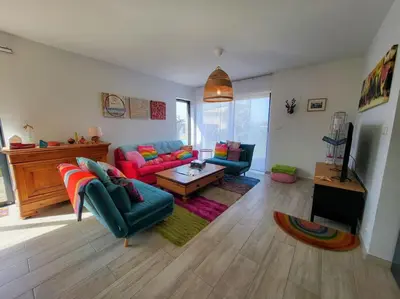 Coin salon dans l'établissement Gîte coquet et coloré au Conquet