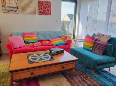 Coin salon dans l'établissement Gîte coquet et coloré au Conquet