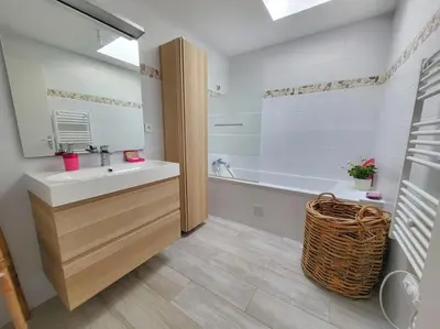 Salle de bains dans l'établissement Gîte coquet et coloré au Conquet