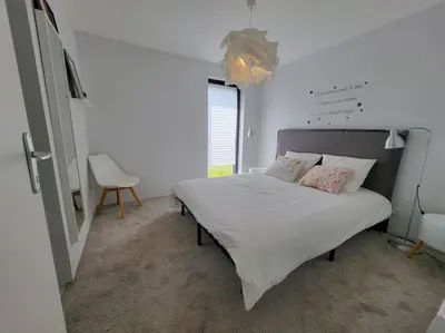 Un ou plusieurs lits dans un hébergement de l'établissement Gîte coquet et coloré au Conquet