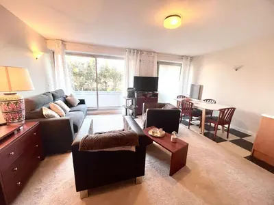 Coin salon dans l'établissement Bénodet: appartement 3* à 50m de la plage avec terrasse et ascenseur - FR-1-481-157