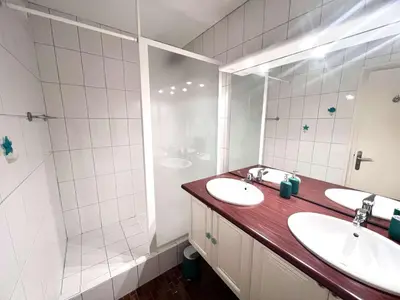 Salle de bains dans l'établissement Bénodet: appartement 3* à 50m de la plage avec terrasse et ascenseur - FR-1-481-157