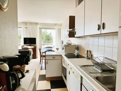 Cuisine ou kitchenette dans l'établissement Bénodet: appartement 3* à 50m de la plage avec terrasse et ascenseur - FR-1-481-157