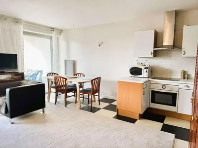 Cuisine ou kitchenette dans l'établissement Bénodet: appartement 3* à 50m de la plage avec terrasse et ascenseur - FR-1-481-157