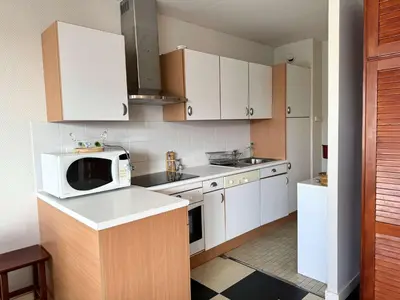 Cuisine ou kitchenette dans l'établissement Bénodet: appartement 3* à 50m de la plage avec terrasse et ascenseur - FR-1-481-157