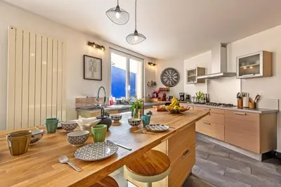 Cuisine ou kitchenette dans l'établissement Maison Rioma - Grande maison à 200m de la plage