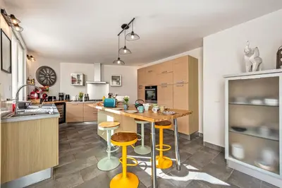 Cuisine ou kitchenette dans l'établissement Maison Rioma - Grande maison à 200m de la plage