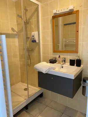 Salle de bains dans l'établissement Penty de Mézareun