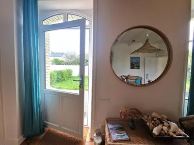 Télévision ou salle de divertissement dans l'établissement Holiday Home in Primel near Sandy Beach