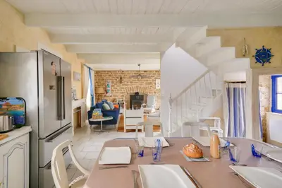 Cuisine ou kitchenette dans l'établissement Maison avec terasse et jardin - 1km plage de Kérity