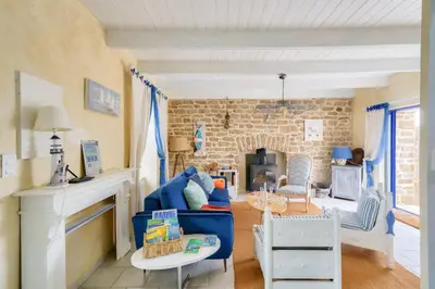 Coin salon dans l'établissement Maison avec terasse et jardin - 1km plage de Kérity