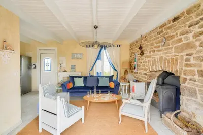 Coin salon dans l'établissement Maison avec terasse et jardin - 1km plage de Kérity